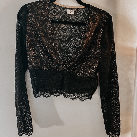 Stunning lace Wilfred Crop Top from Aritzia - Picture 2 of 3